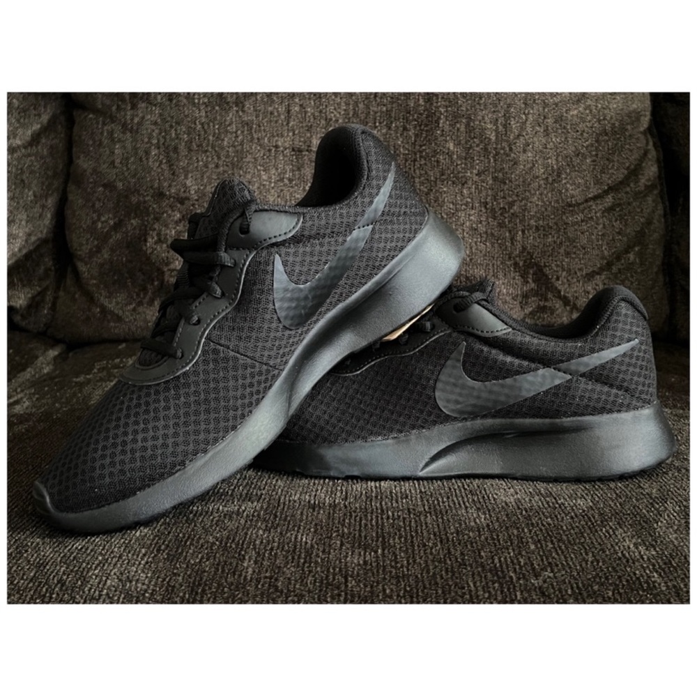 Nike Womens Tanjun Running Shoes Black Color Size 10- never worn. No tags or box